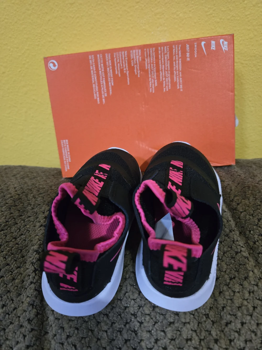 Nike Kids' Black and Pink Slip-On Running Shoes Nwb Sz 6  Flex Runner